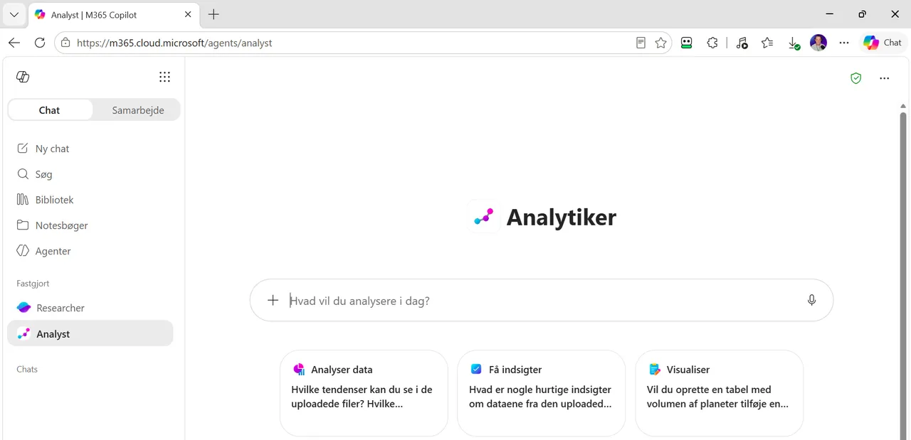 Analytiker-agenten åbnet i Microsoft 365 Copilot med dansk brugerflade, prompt-felt og tre forslag til at analysere data, få indsigter og visualisere